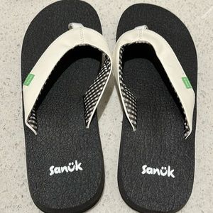 Brand new sanuk flip flop size 7 bought it for my daughter she up-grow it